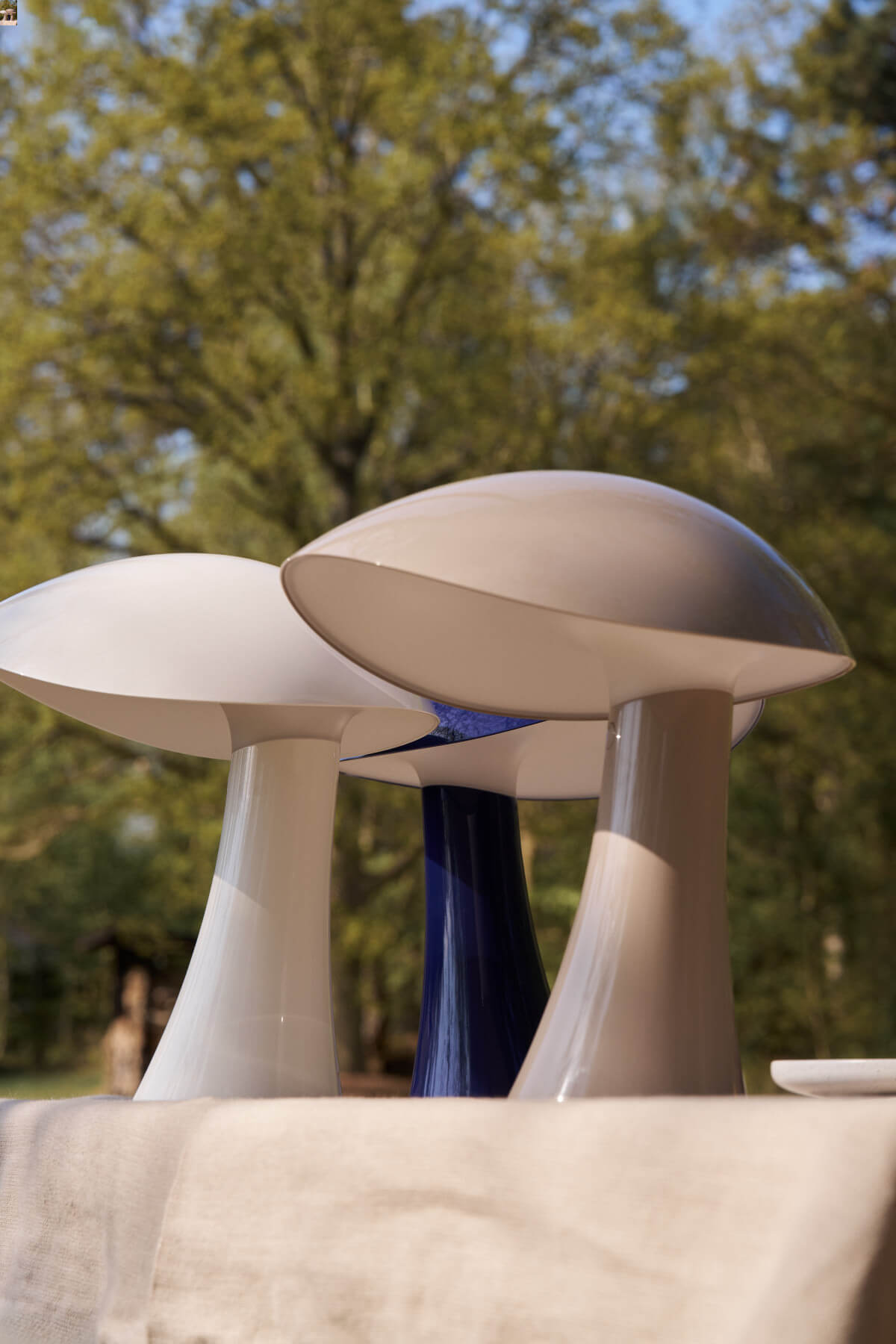 Tragbare Louis Poulsen Rumee 220 Tischleuchte mit modernem Design und warmem LED-Licht für gemütliches Ambiente.