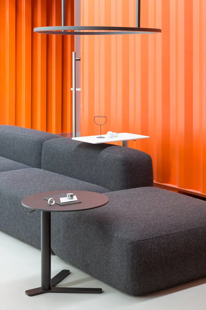 Lapalma YO T80 Beistelltisch als praktische Ablage direkt am Sofa in einem modernen Loungebereich.