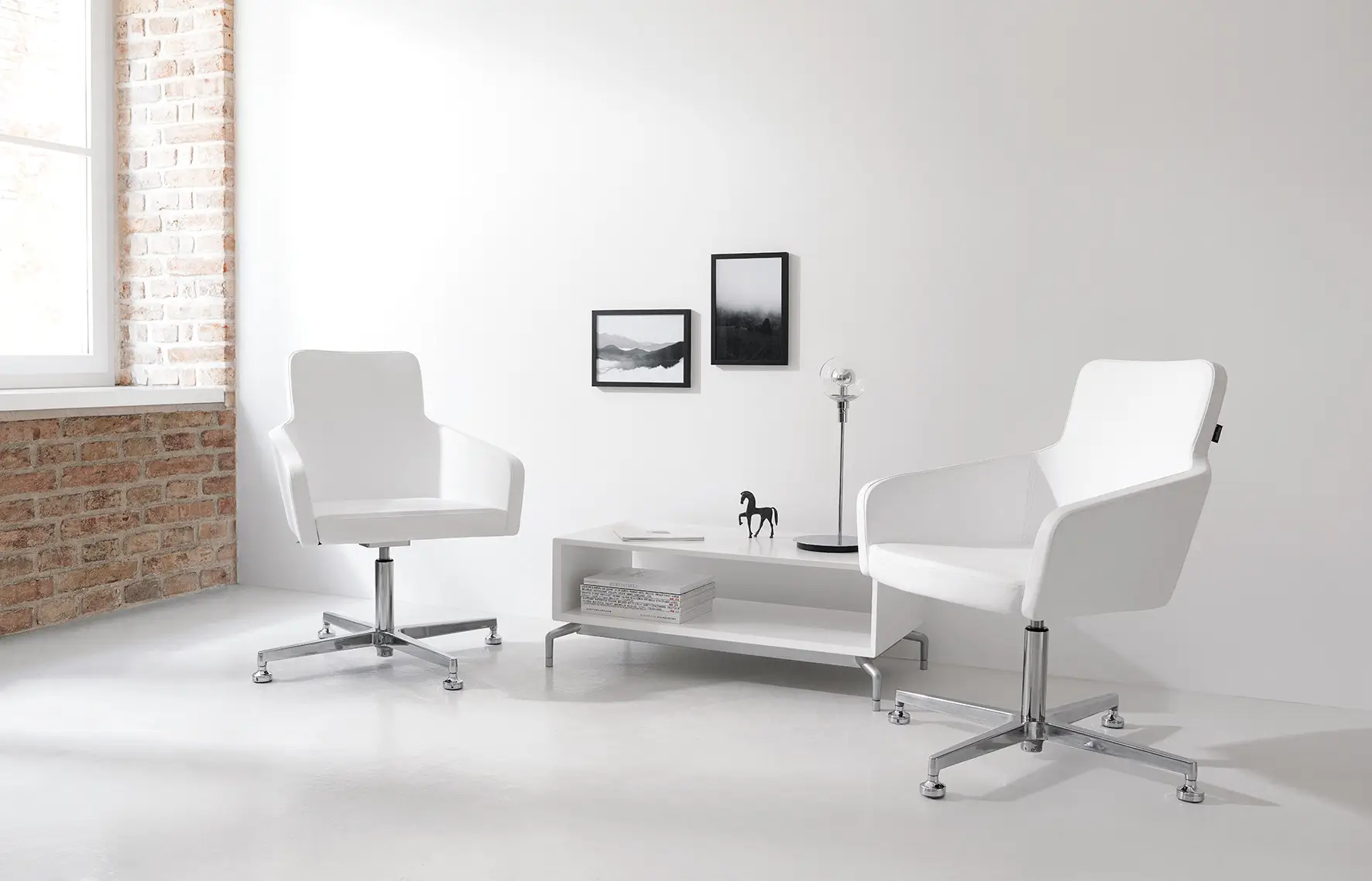 Wagner W-Box Sideboard in Weiß als stilvolles Lowboard zwischen zwei weißen Sesseln in einem modernen Wohnbereich.