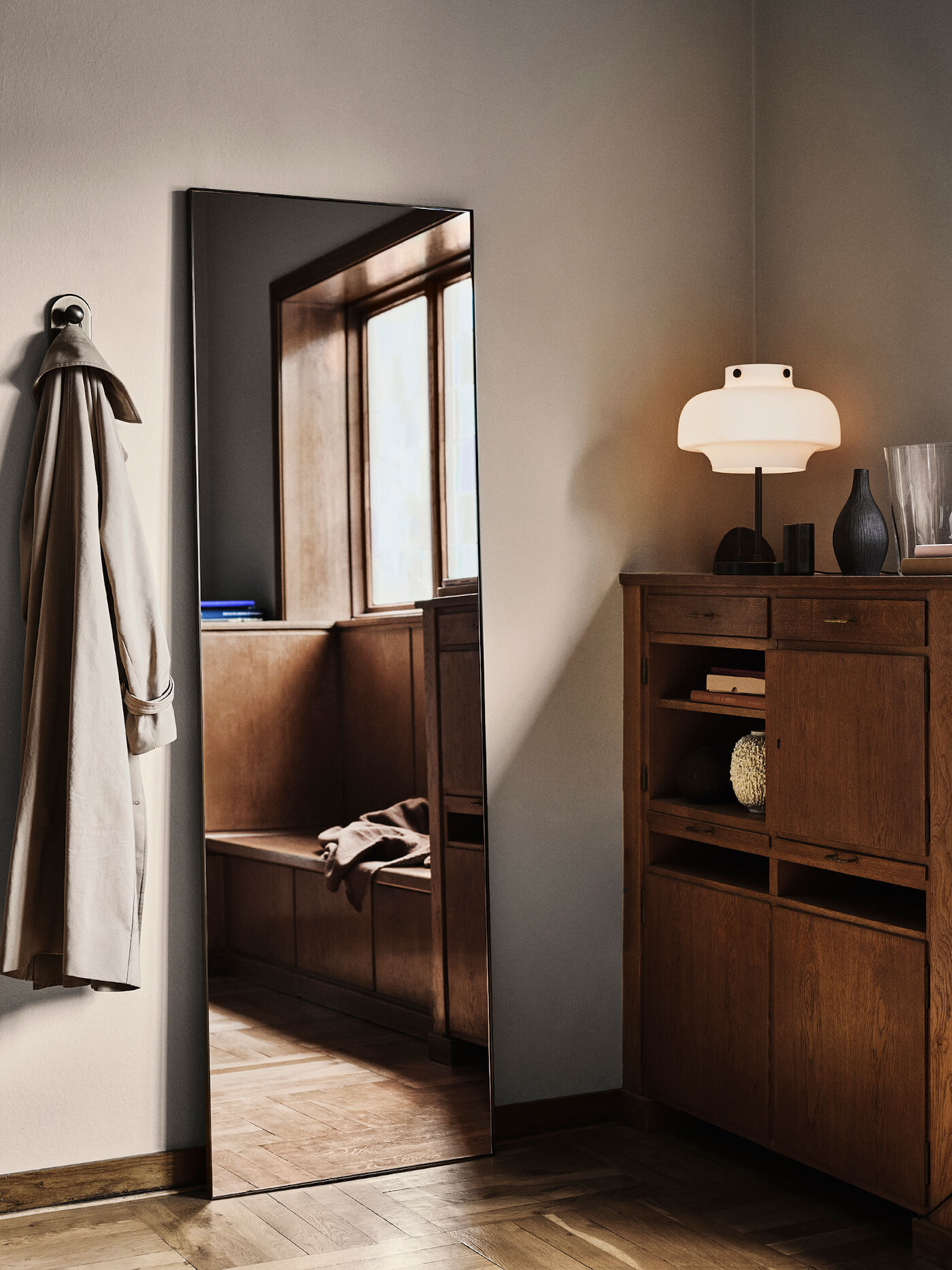 Moderner Amore Spiegel von &Tradition, dekorativ an der Wand, vergrößert optisch den Raum und schafft Atmosphäre