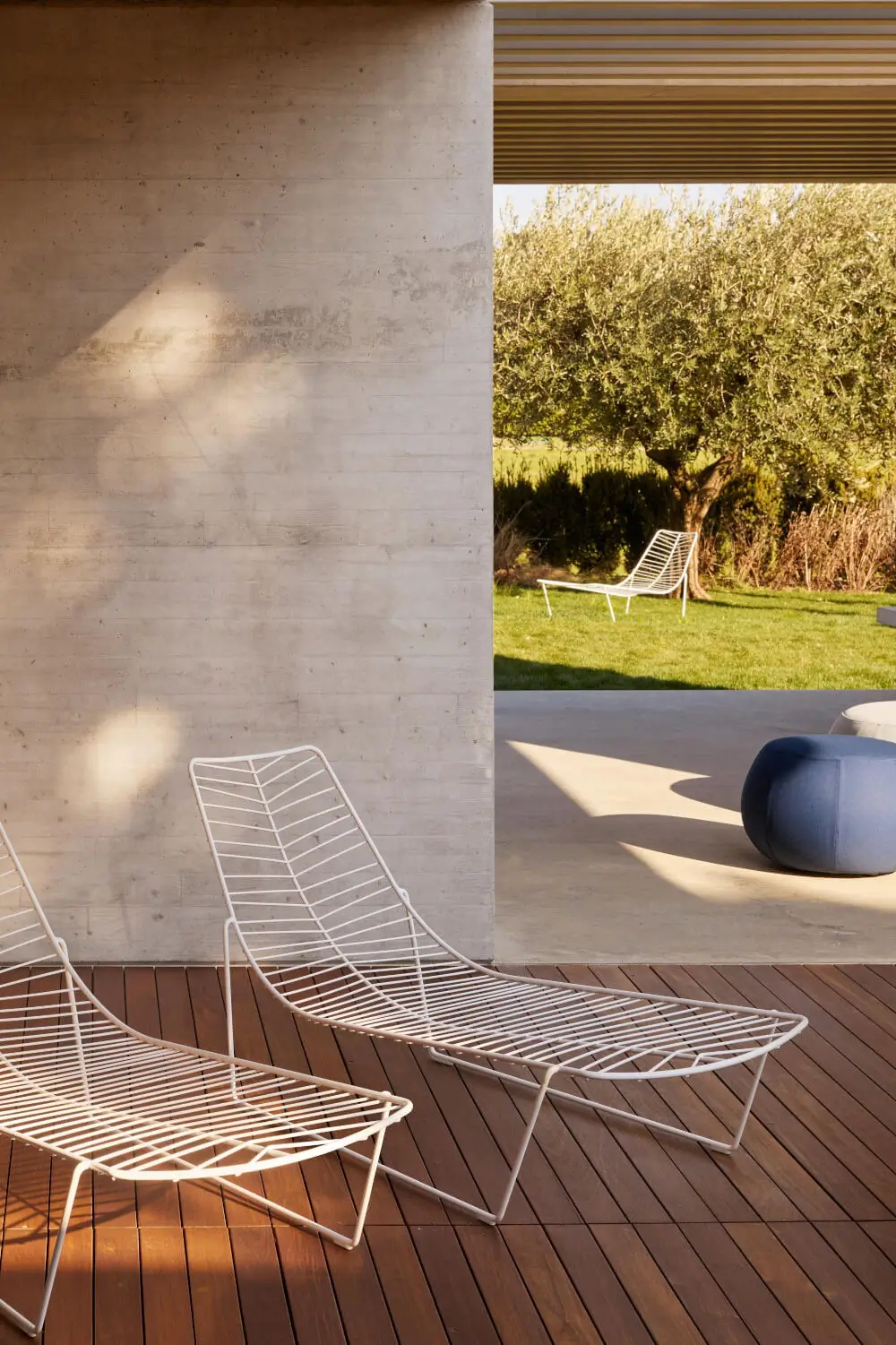 Arper Leaf Liege mit ergonomisch geschwungener Liegefläche aus Metallstäben für entspannte Stunden auf der Terrasse.