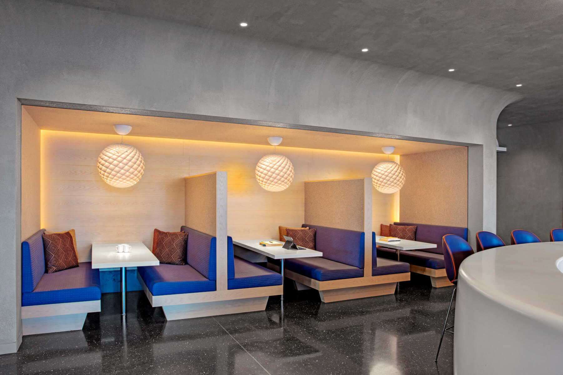 Louis Poulsen Patera Hängeleuchte mit 3D-Designstruktur für warmes, atmosphärisches Licht im Raum.