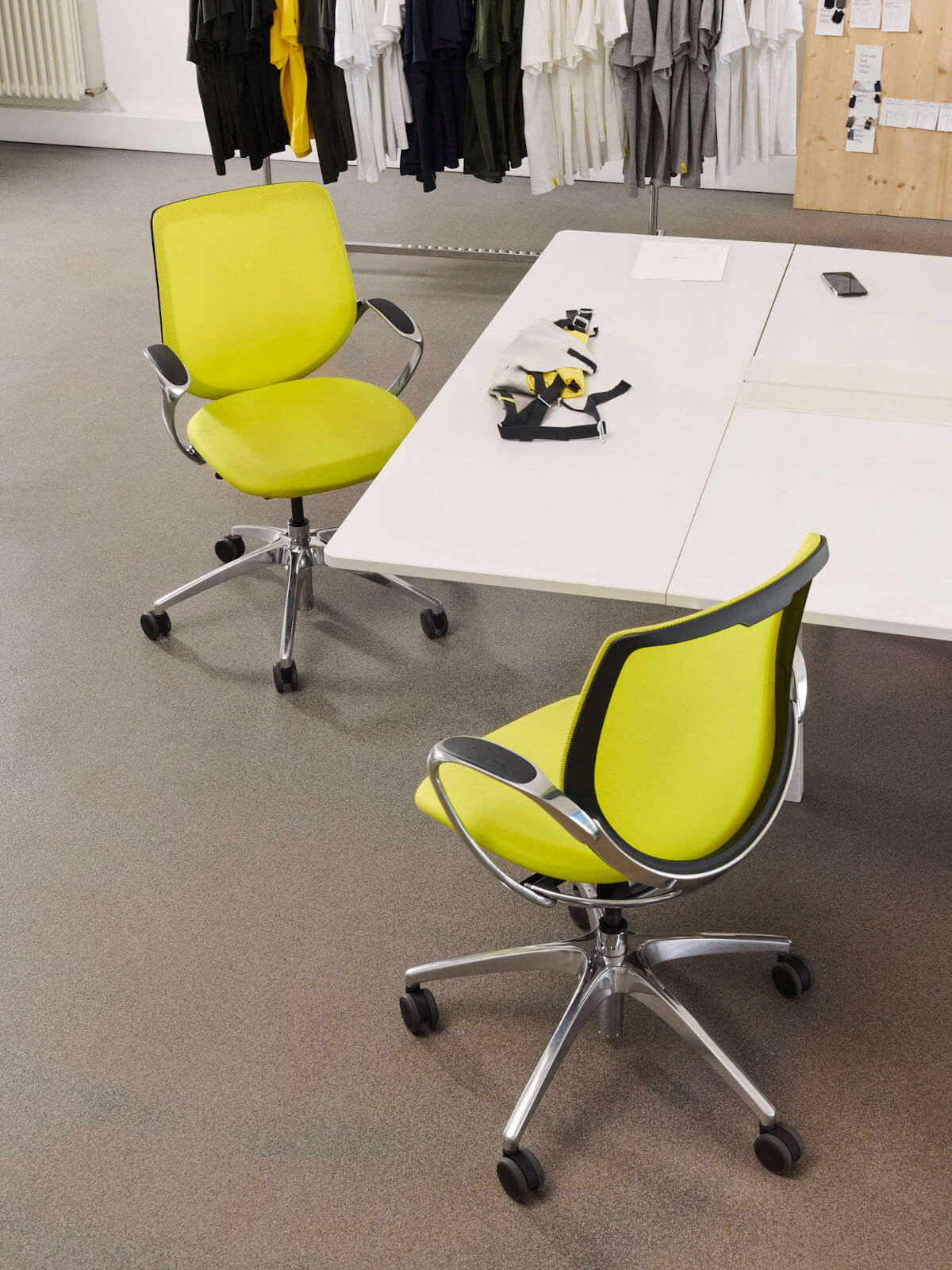 Giroflex 313-4518 Konferenzstuhl mit komfortabler Polsterung, langlebiger Büro-Besucherstuhl für professionelle Räume