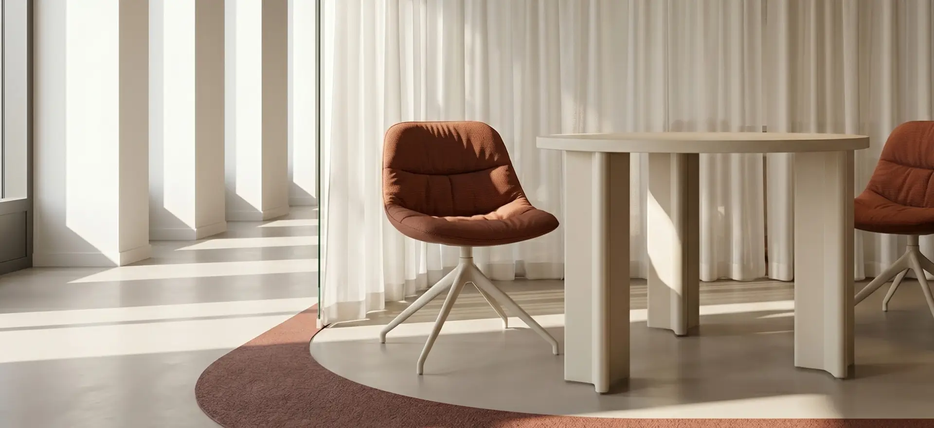 Noti Mishell Soft Stuhl mit 4-Stern-Drehgestell in einem hellen modernen Besprechungsbereich