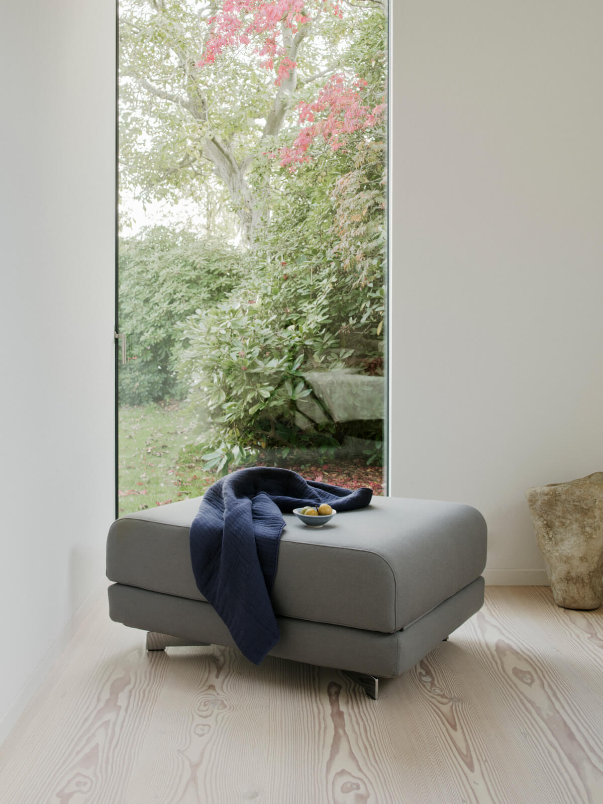 Bequemer Softline Max Hocker mit langlebigem Bezug, minimalistisches Design, perfekt für jeden Raum.
