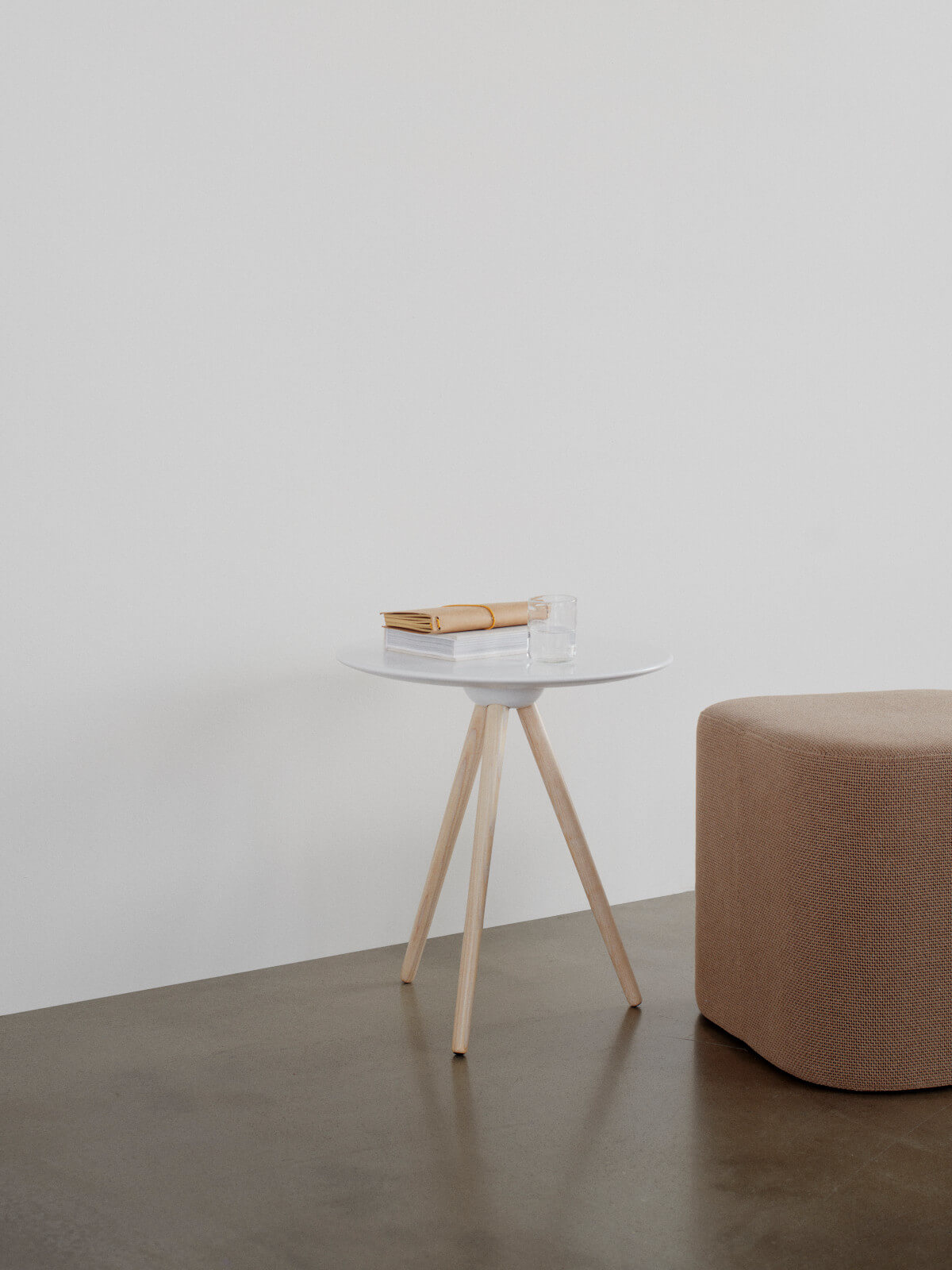 Circoe Beistelltisch von Softline, runder Holz-Tisch, kompakt, elegant, ideal als Couchtisch oder Ablage