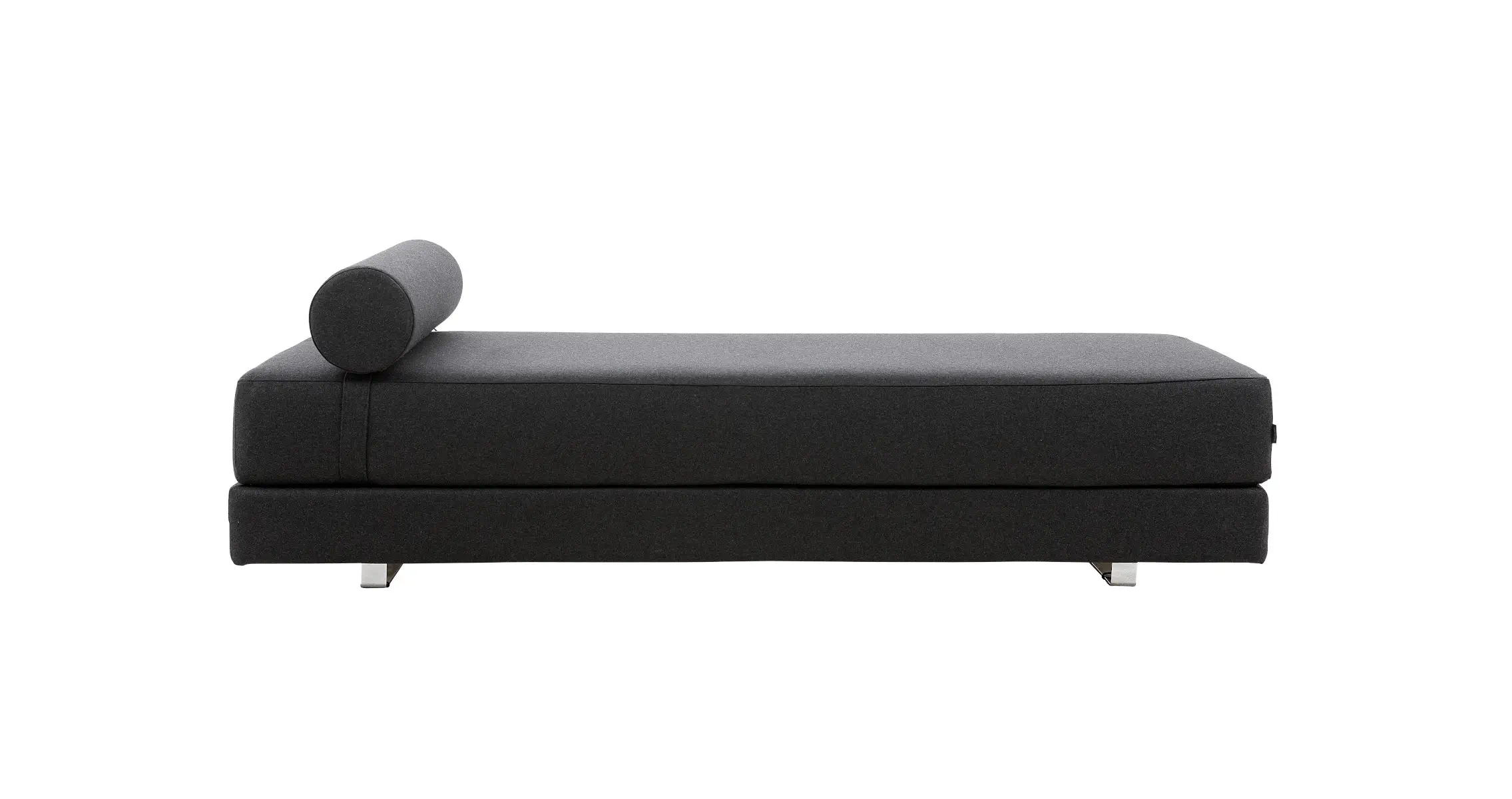 Softline Lubi Daybed in Anthrazit aus seitlicher Perspektive mit langer gepolsterter Liegefläche, rundem Nackenpolster und niedrigen Metallfüßen.