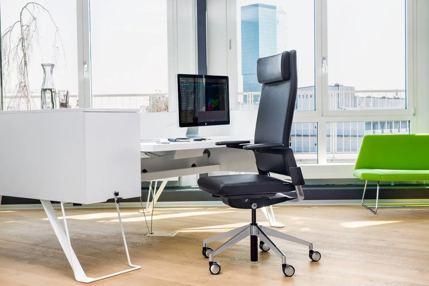 Girsberger Camiro Bürostühle an mehreren Arbeitsplätzen in einem großzügigen modernen Großraumbüro.