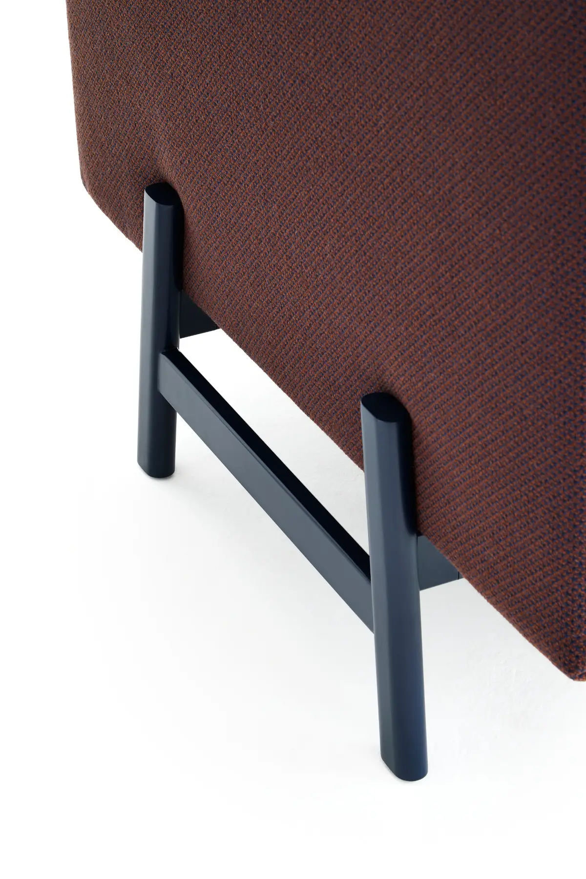 Detailansicht des Noti Hana Highback Sofa 2-Sitzers in Rot mit hoher Seitenwand und Gestell