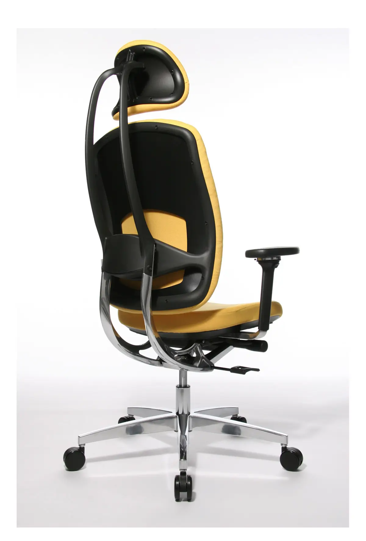 Schrägansicht von hinten des Wagner AluMedic 20 Bürostuhls mit Kopfstütze, ergonomischer Rückenlehne, Lordosenstütze und poliertem Aluminium-Fußkreuz.