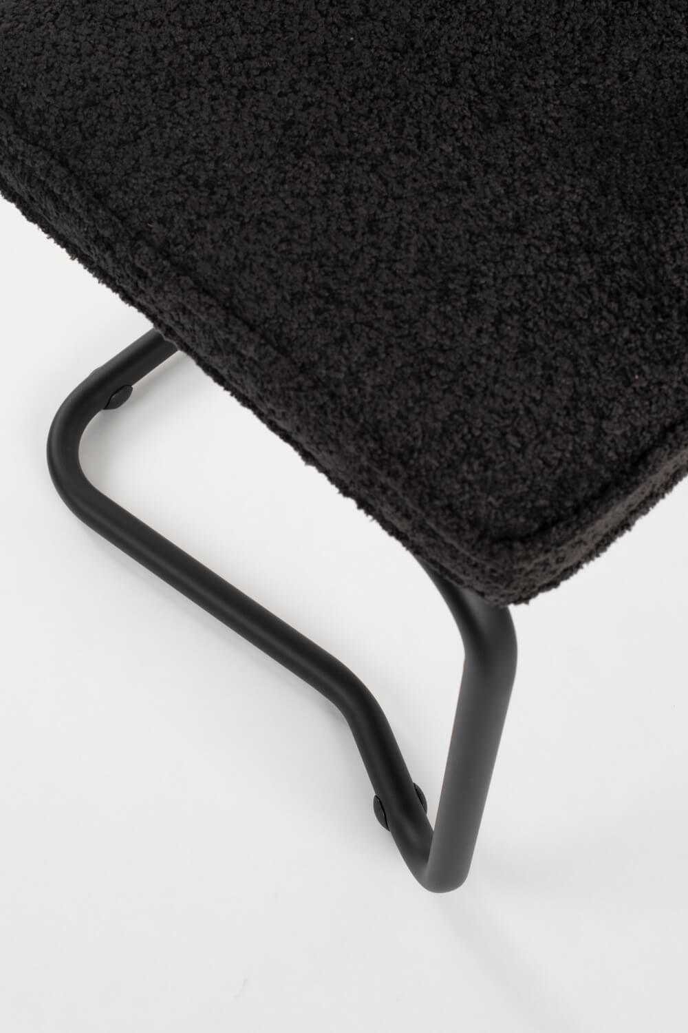 Zuiver Ridge Kink Soft Stuhl – eleganter schwarzer Designstuhl für komfortable Sitzlösungen Zuiver Ridge Kink Soft Stuhl in Schwarz mit elegantem Design und komfortabler Polsterung für moderne Innenräume