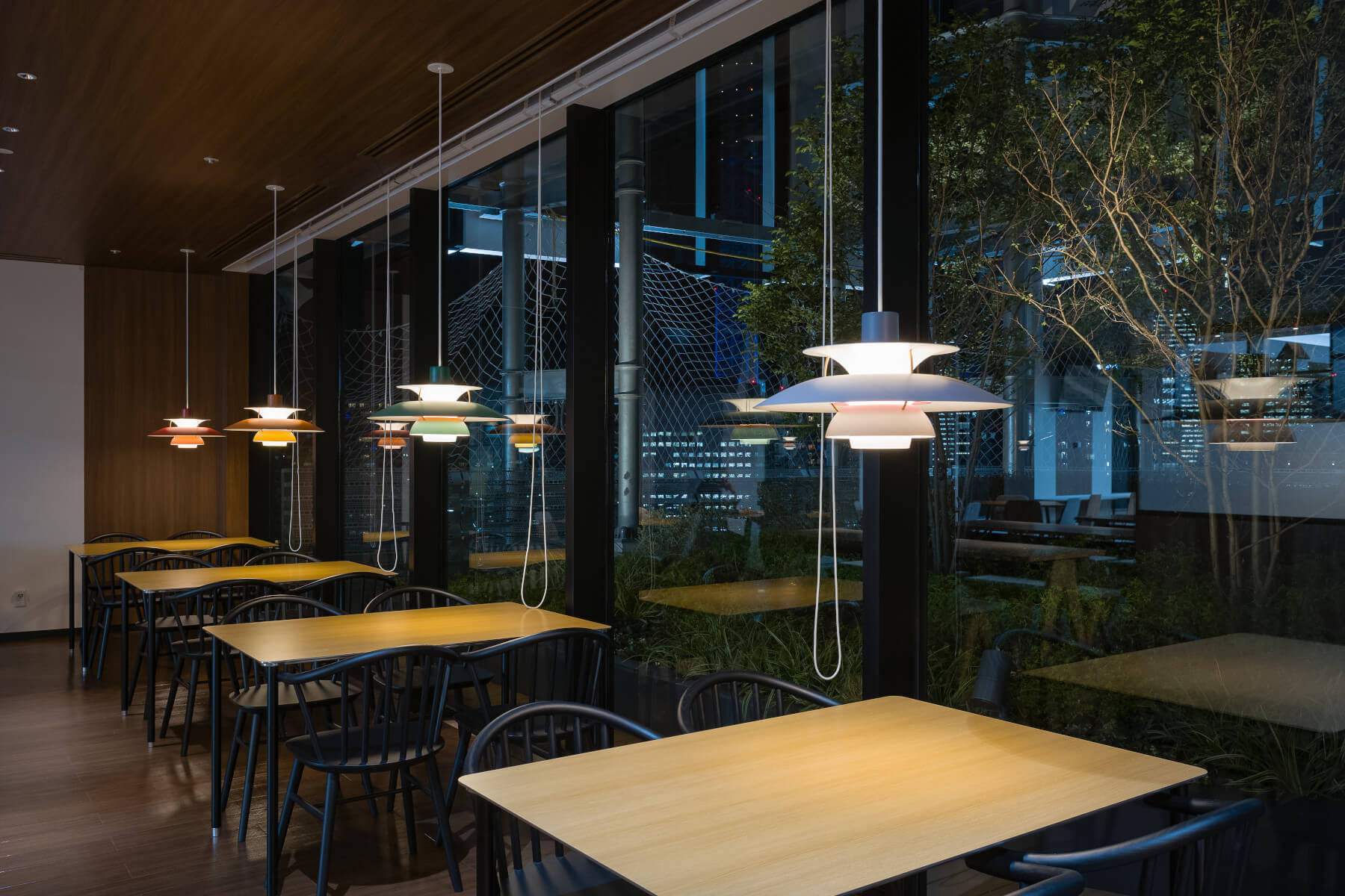 Louis Poulsen PH 5 Lampe – Designklassiker fürs Zuhause Designklassiker Louis Poulsen PH 5, Hängelampe mit einzigartigem Lichtkonzept und hochwertiger Verarbeitung.