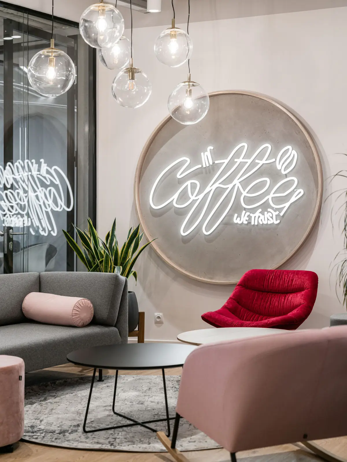 Noti Mishell Soft Sessel mit Kufengestell als roter Loungesessel in moderner Einrichtung