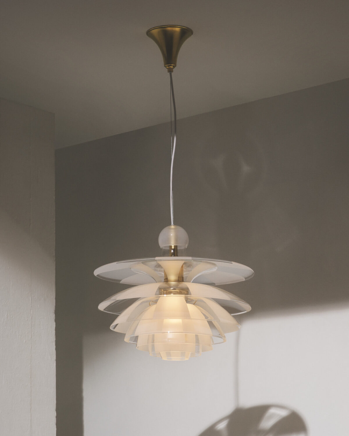 Design-Pendelleuchte PH Septima von Louis Poulsen mit eleganten Glaslamellen und blendfreiem Licht.