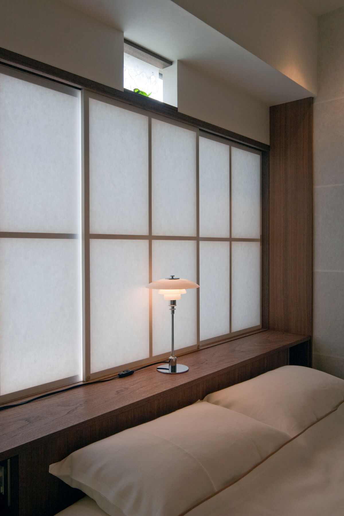 Elegante PH 2/1 Tischlampe von Louis Poulsen, perfekte Beleuchtung für gemütliches Ambiente und stilvolles Interieur.