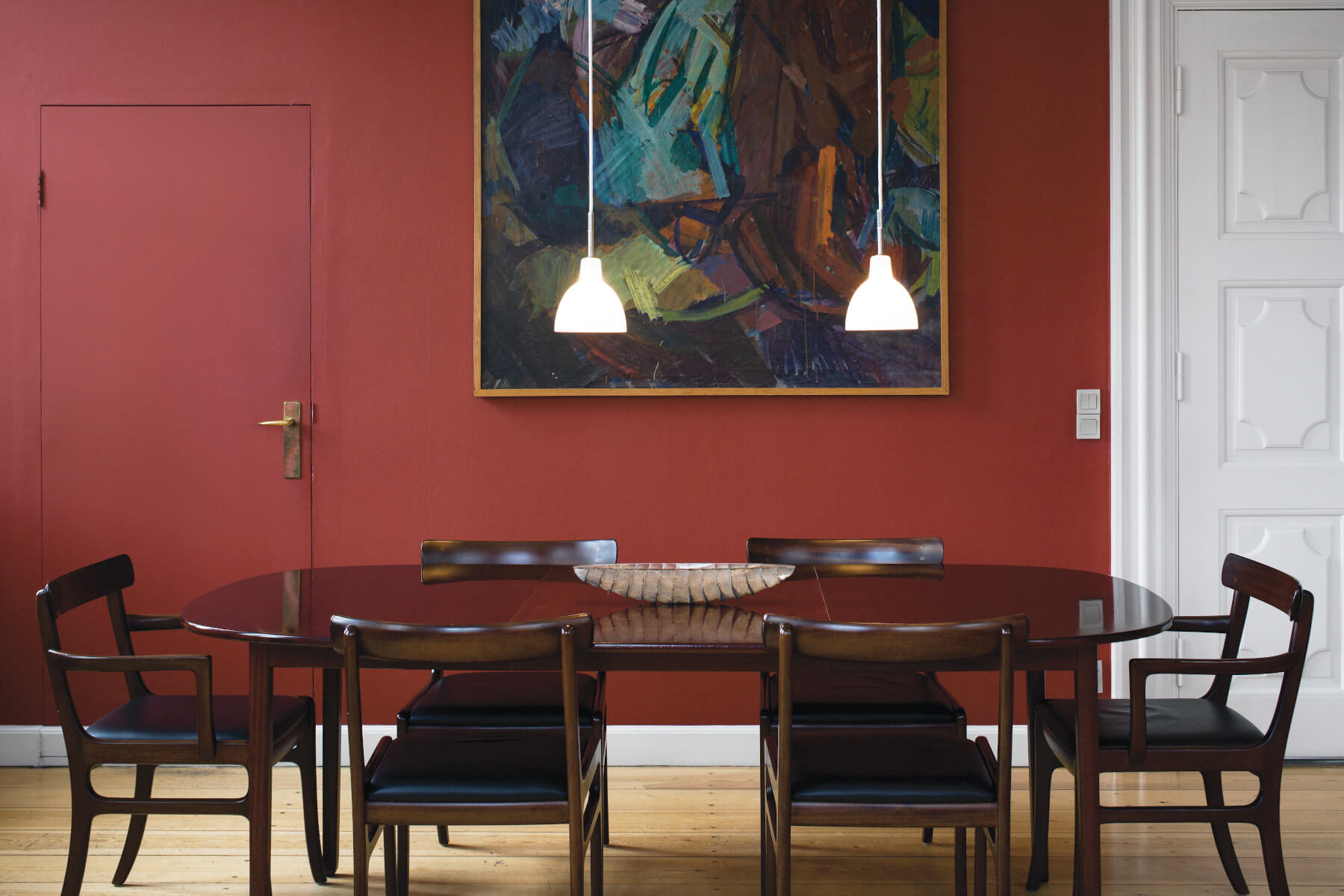 Hochwertige Toldbod Glas Pendelleuchte von Louis Poulsen für blendfreies, diffuses Licht im Wohnbereich.