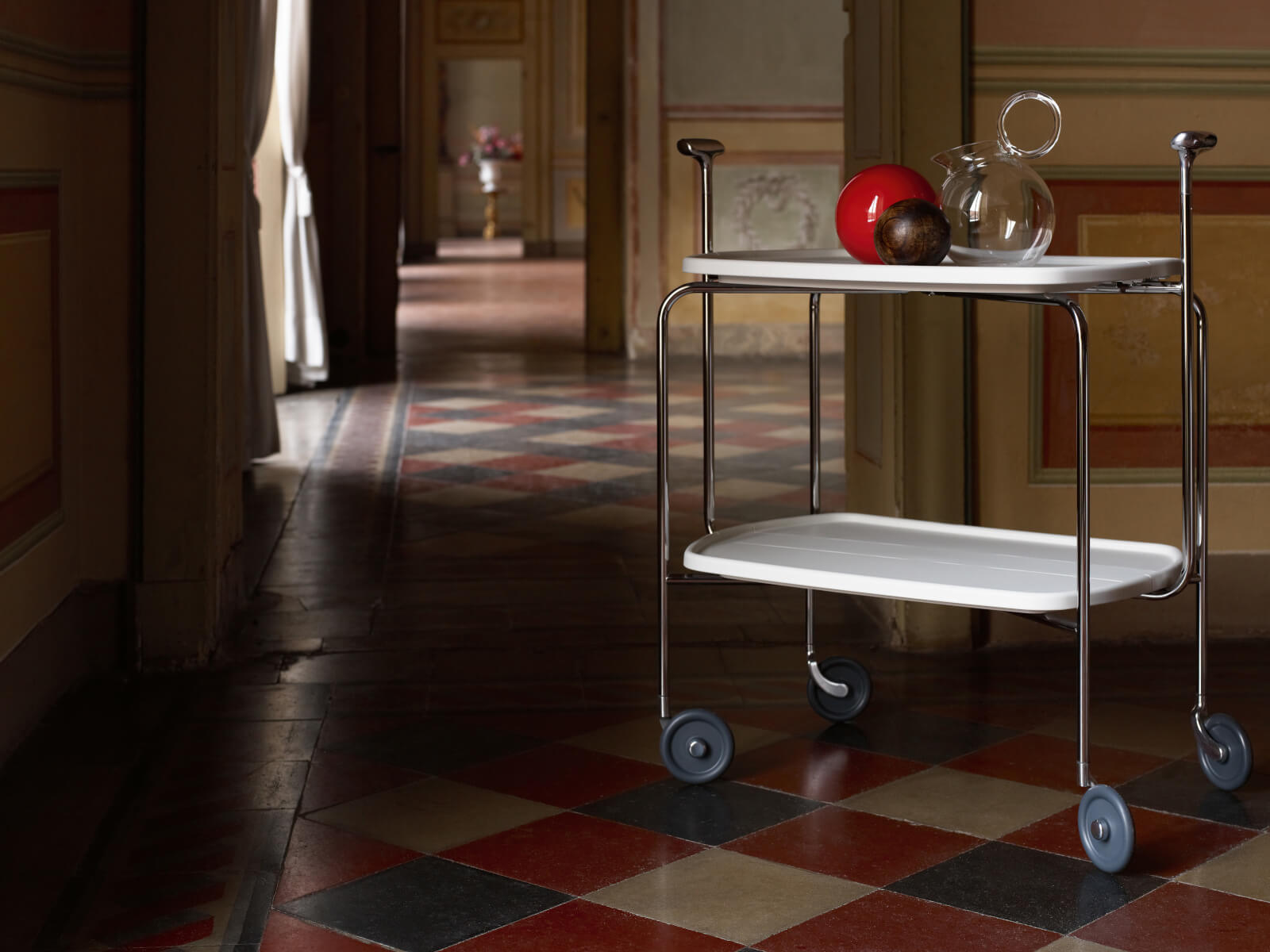 Moderner Magis Transit Rollwagen, robust und elegant, ideal als Ablage oder mobiler Helfer in jedem Raum