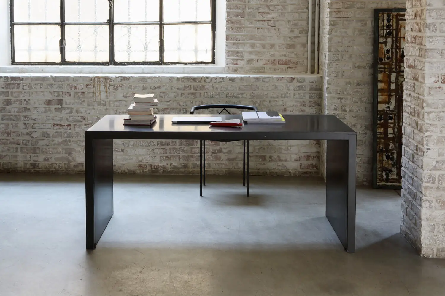 Zeus Big Irony Schreibtisch in einer modernen Büroeinrichtung mit minimalistischem Design.
