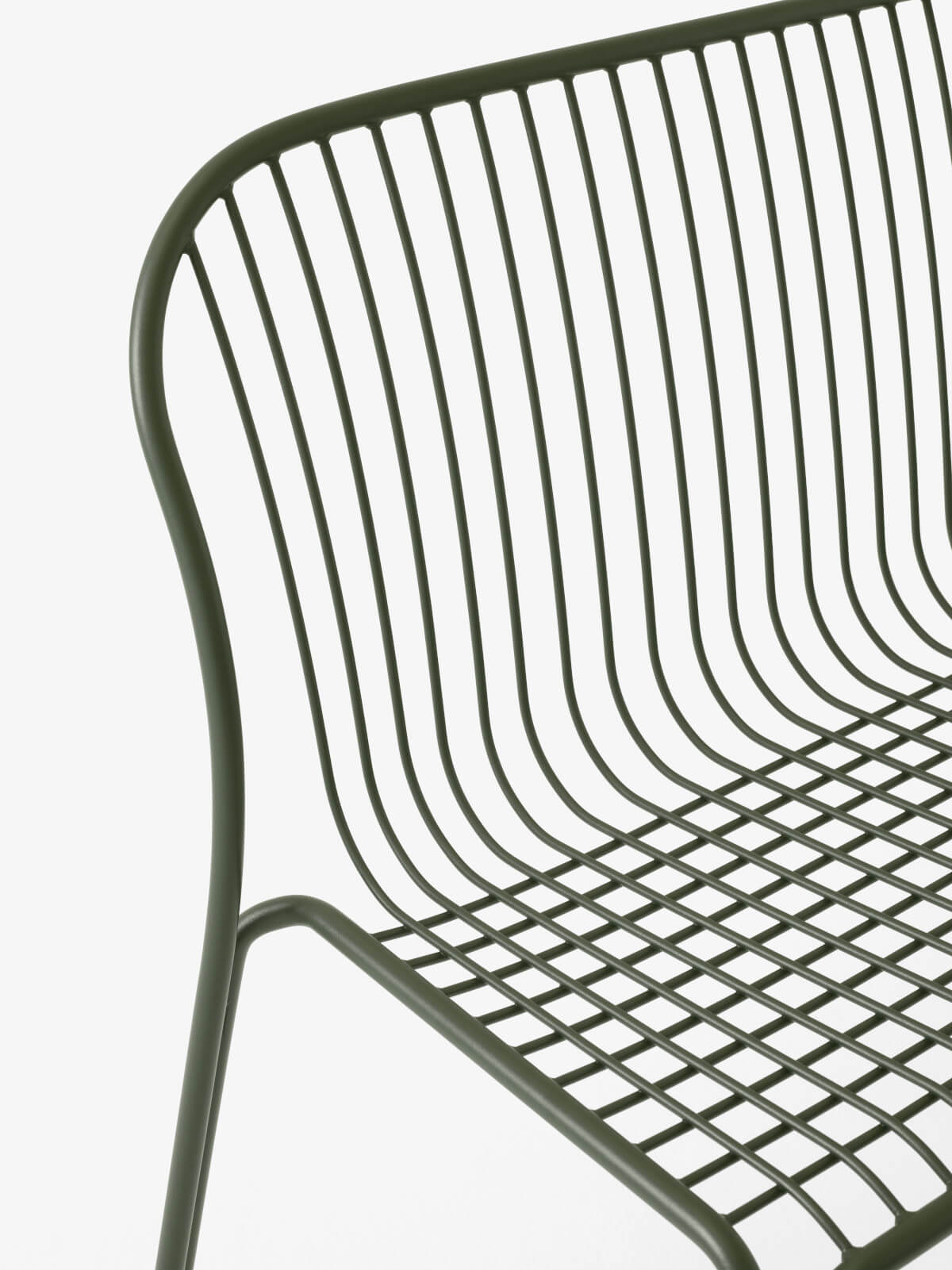 &Tradition Thorvald SC111 Gartenbank bronze green aus robustem pulverbeschichtetem Stahl für Garten und Terrasse