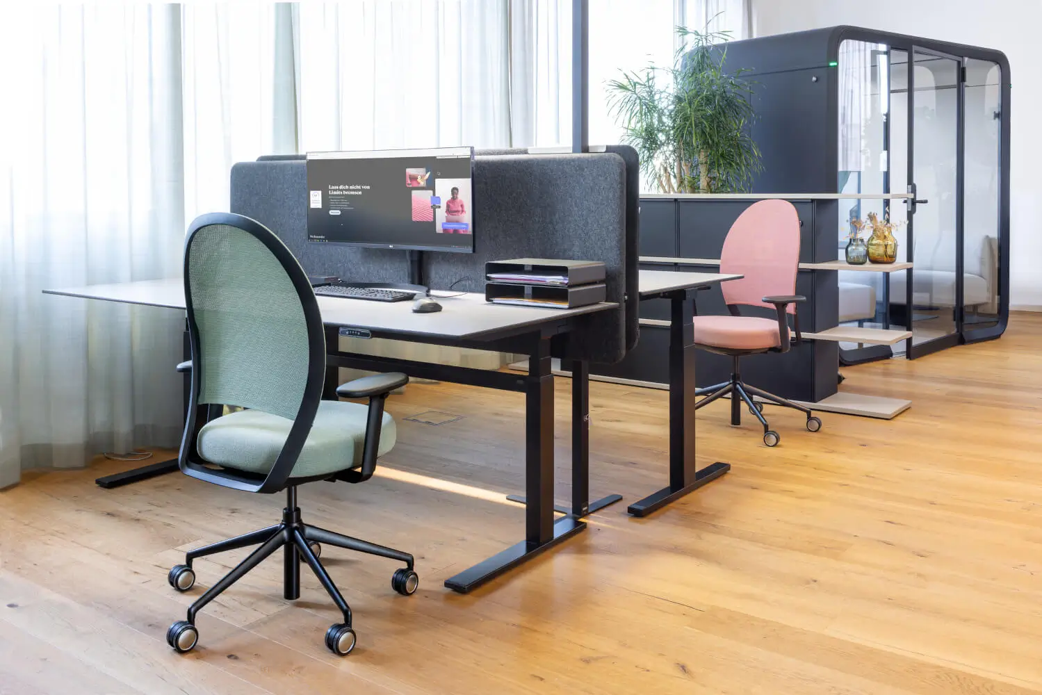 Girsberger Marva Net Bürostuhl an einem ergonomisch eingerichteten Schreibtischarbeitsplatz.