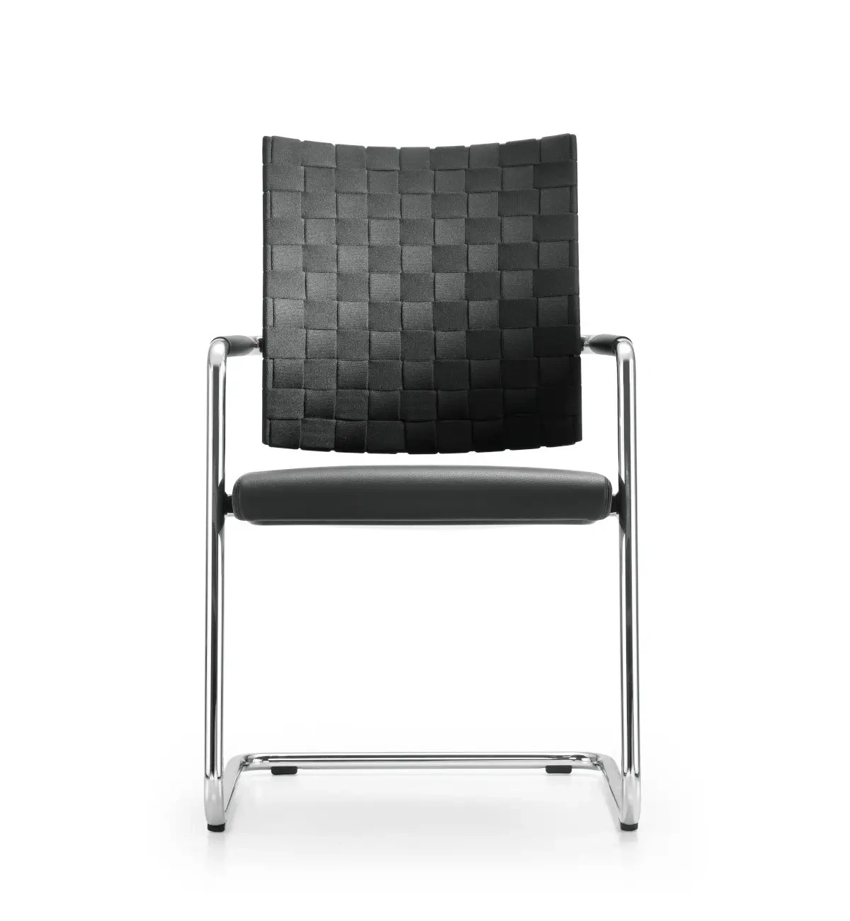 Girsberger Diagon Freischwinger mit markantem Bandgeflecht und gepolsterter Sitzfläche für moderne Besprechungs- und Konferenzräume.