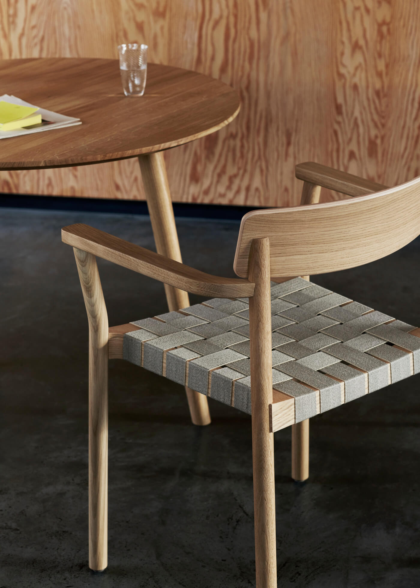 &Tradition Betty TK9 Armlehnstuhl im modernen Esszimmer, komfortabel, elegant und hochwertig – dänisches Design