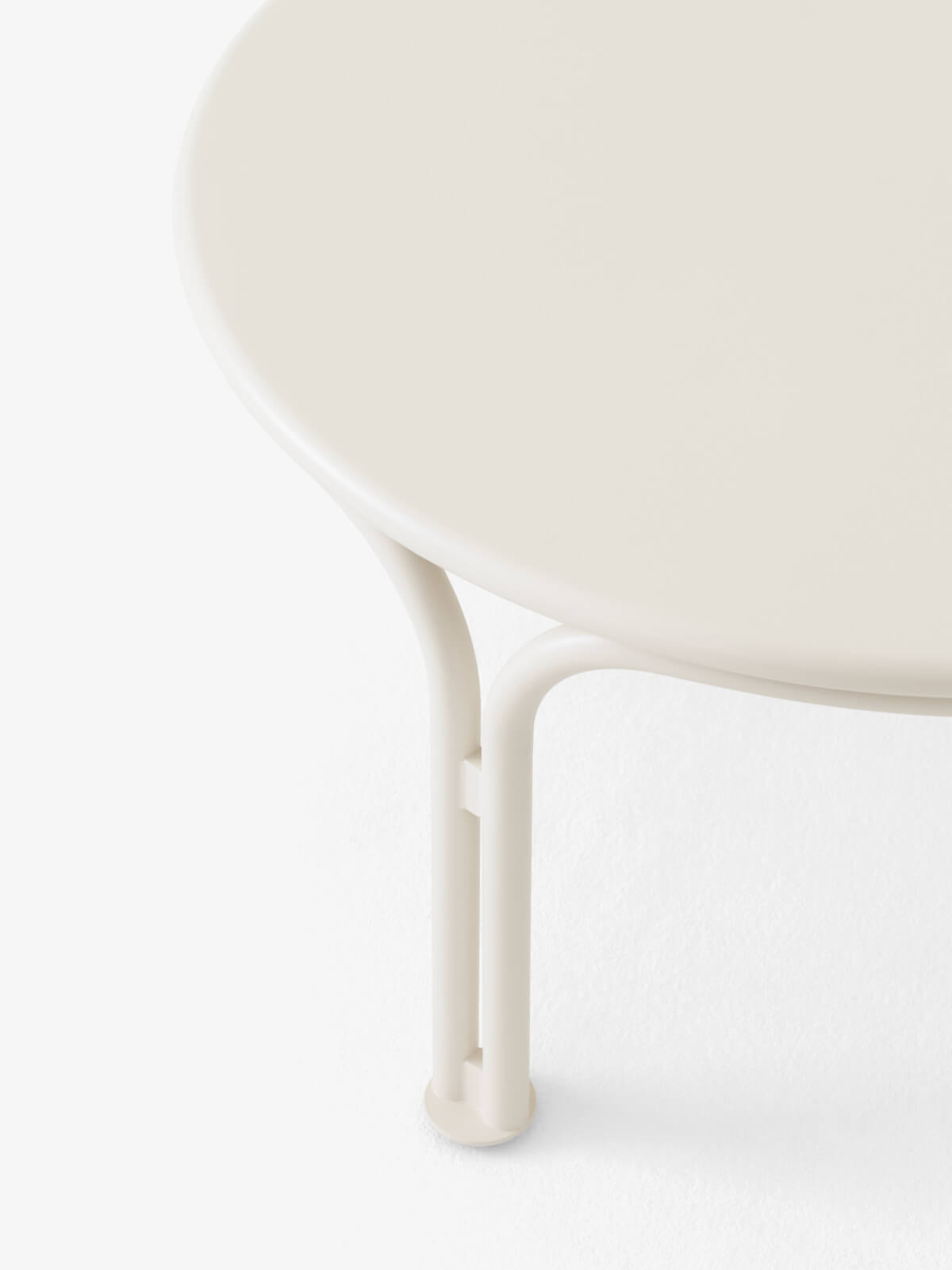 &Tradition Thorvald SC108 Couchtisch ivory aus robustem pulverbeschichtetem Stahl, moderner Outdoor-Couchtisch