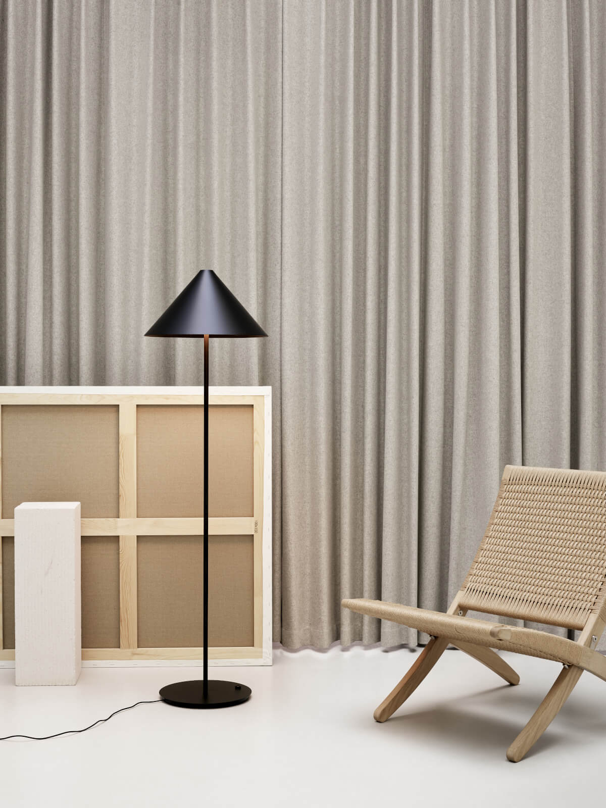 Zeitlose Louis Poulsen Keglen Stehleuchte mit mattem Finish und gleichmäßigem Licht für modernes Interior.