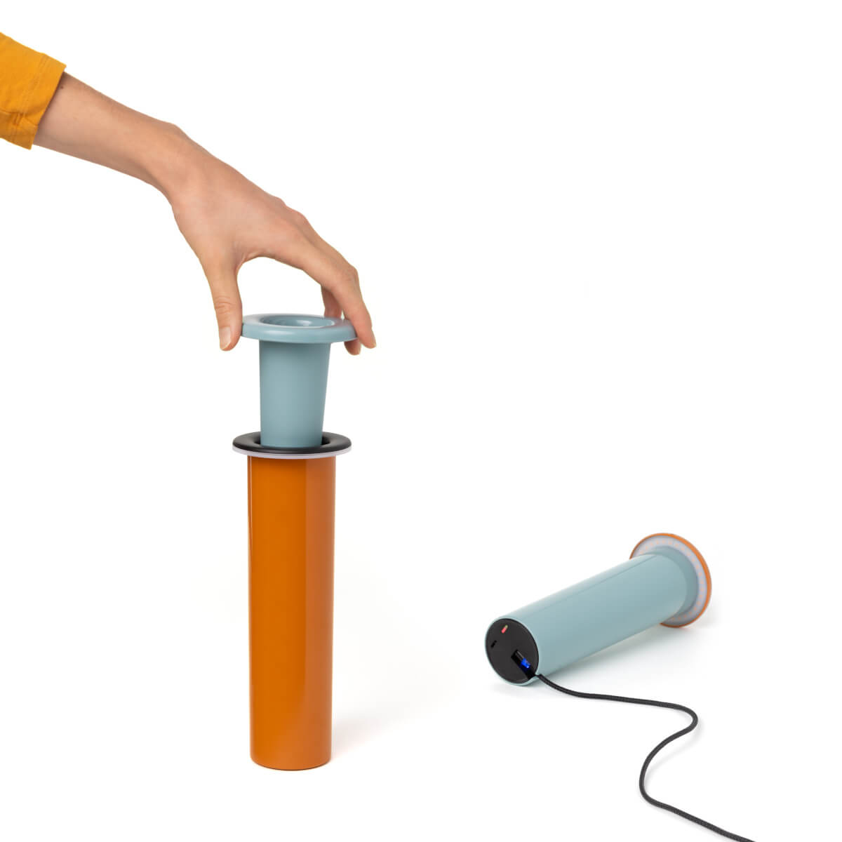 Magis Bouquet LED Tischleuchte als Lichtakzent auf Beistelltisch, dekorativ, hochwertig, sorgt für gemütliche Atmosphäre