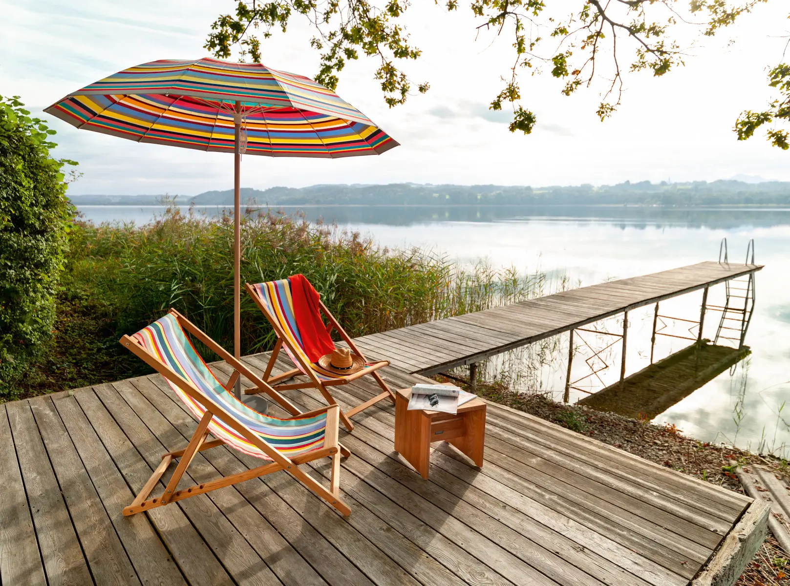 Weishäupl Pagodenschirm mit farbenfroher Multicolor Bespannung auf einer Terrasse am See