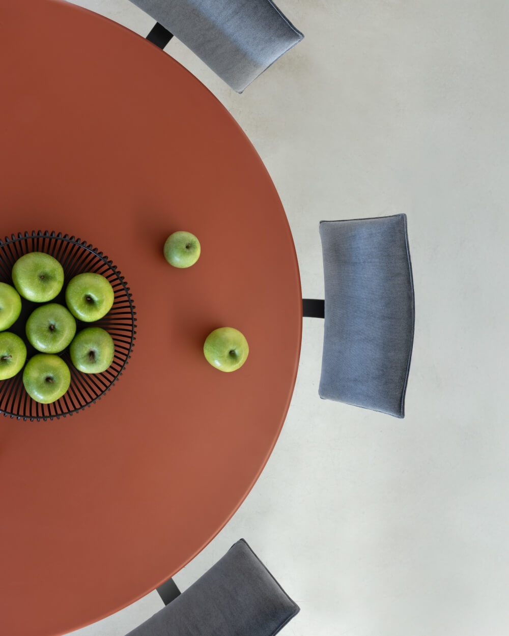 Runder Magis All-Round Tisch, funktional und hochwertig, ideal für gesellige Essbereiche oder kreative Workspaces