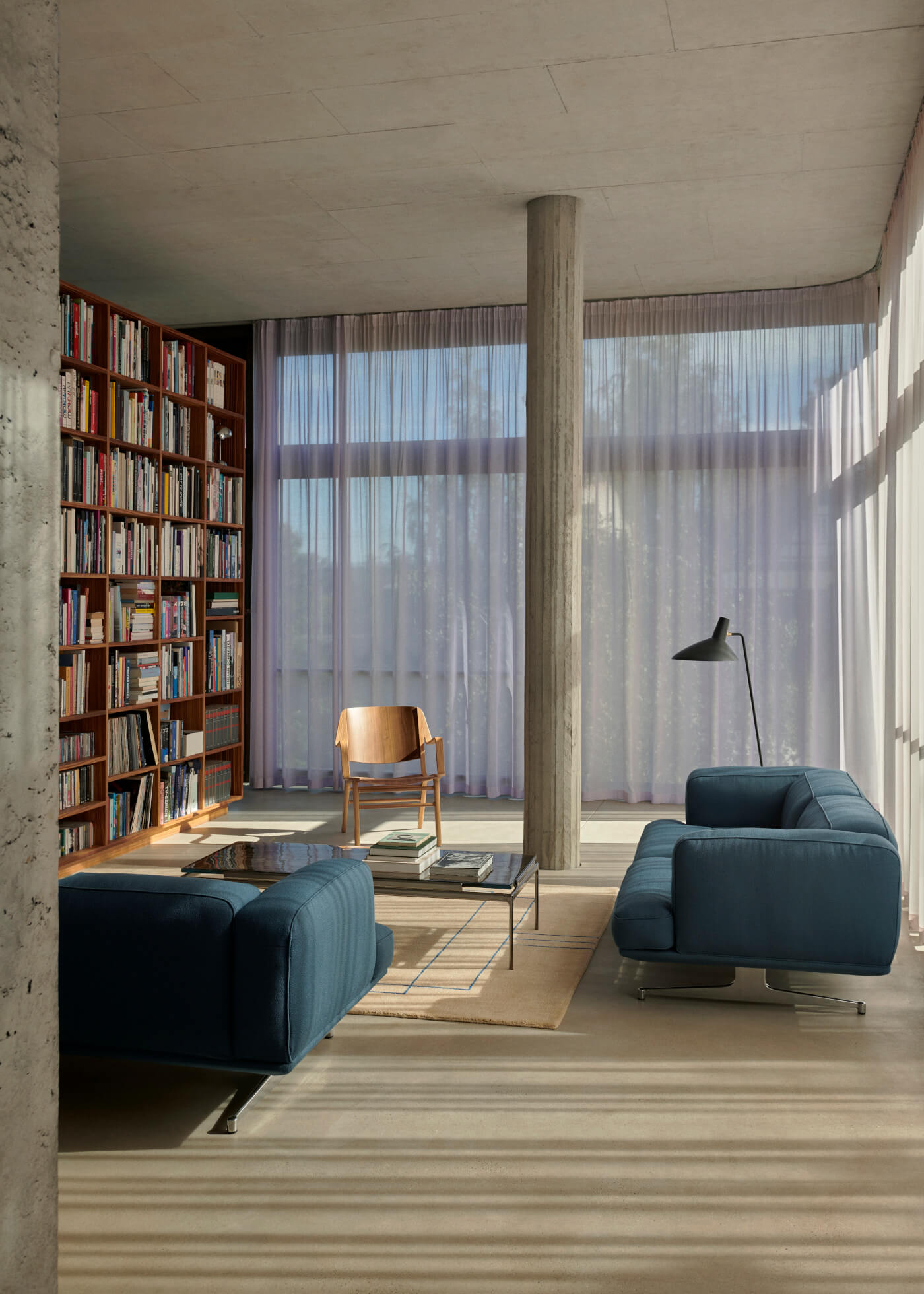 Moderner AX HM11 Sessel von &Tradition, stilvoll und gemütlich – ideal für Leseecke oder Lounge-Bereich