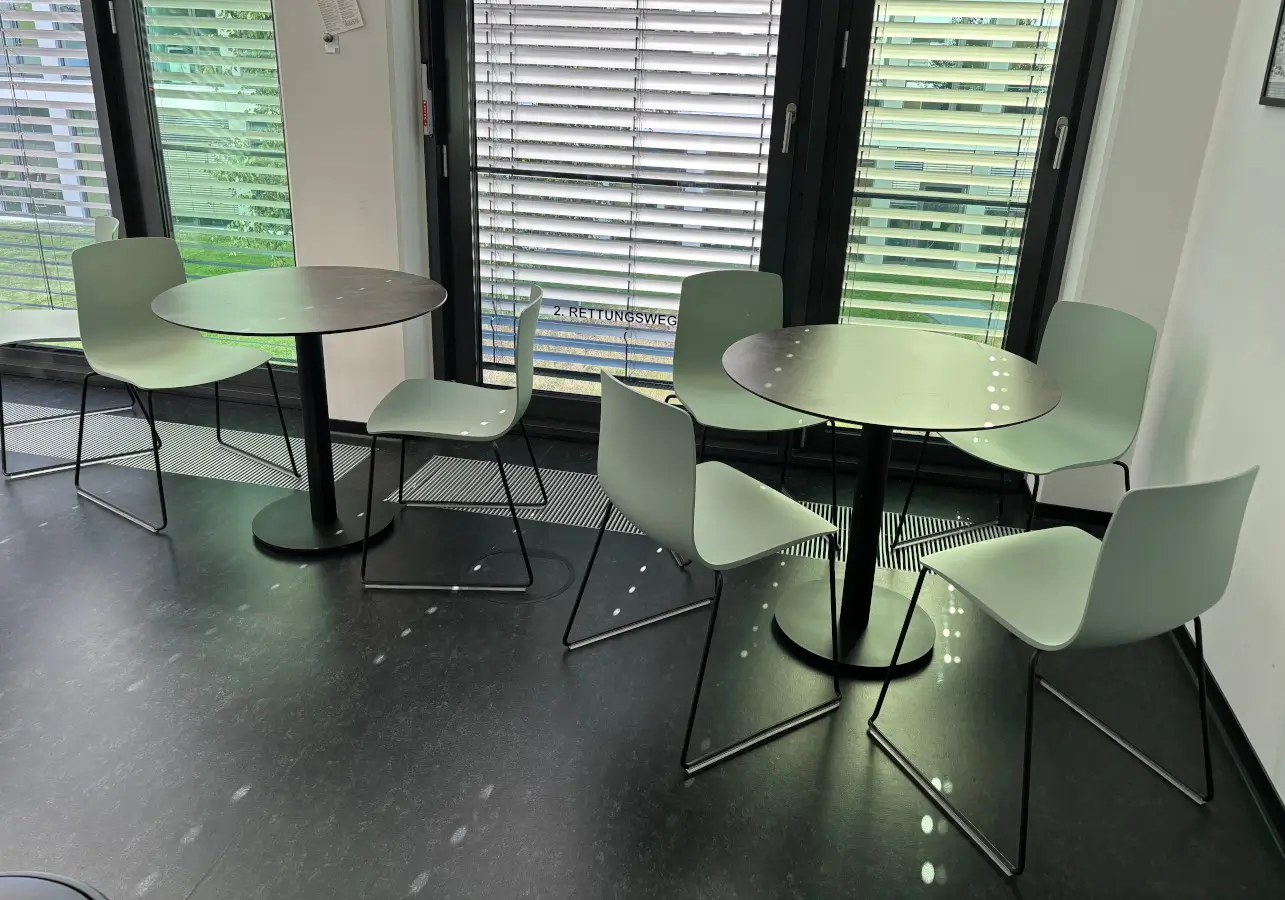 Besprechungsbereich bei Neuhaus Consulting mit Arper Aava 02 Stühlen