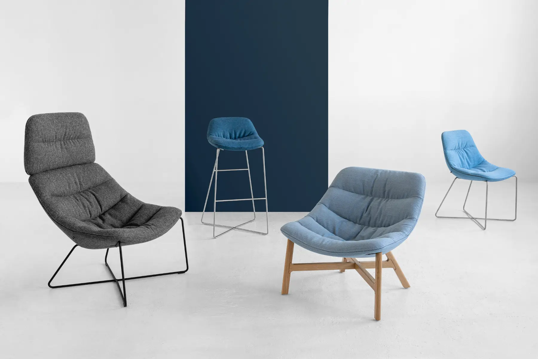 Noti Mishell Soft Stuhl mit Kufengestell im Ensemble mit Sesseln und Barhocker der Mishell Serie