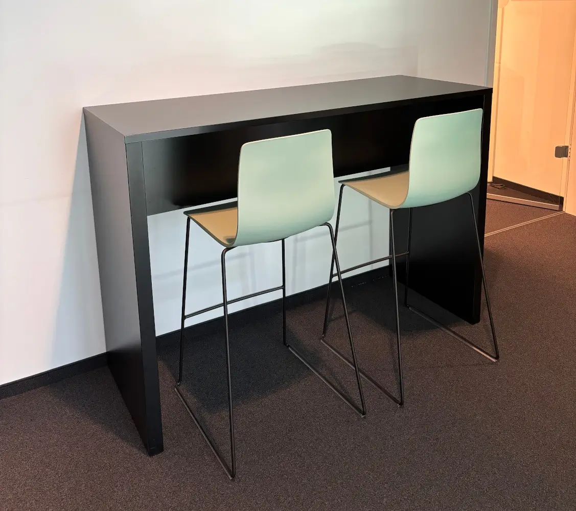 Bürobereich bei Neuhaus Consulting mit Arper Aava 02 Barhockern am Stehtisch