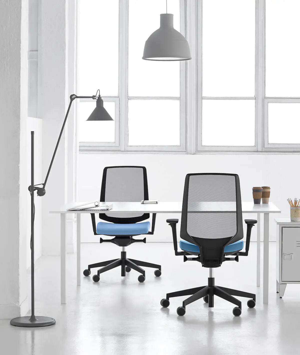 Profim LightUp Bürostühle mit Netzrücken an einem hellen Arbeitsplatz