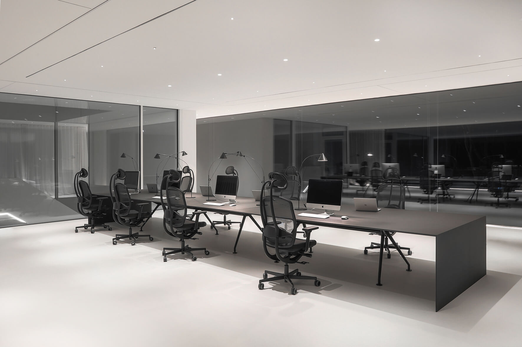 Ergonomischer Wagner AluMedic Drehstuhl Black Edition mit Dondola®-Technologie, modernes Design, ideal für Büro und Homeoffice