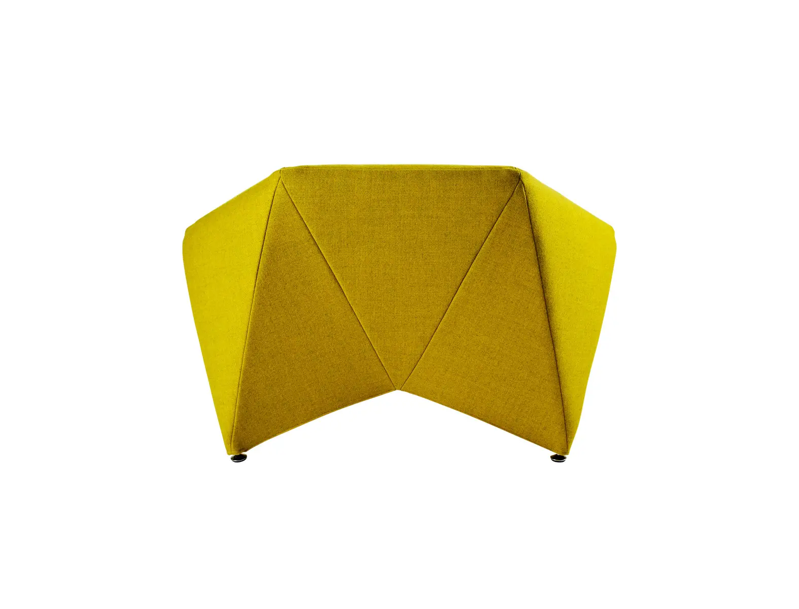 Softline Fold Sessel in Gelb aus rückwärtiger Perspektive mit geometrisch gefalteter Rückenpartie und markanten dreieckigen Flächen.