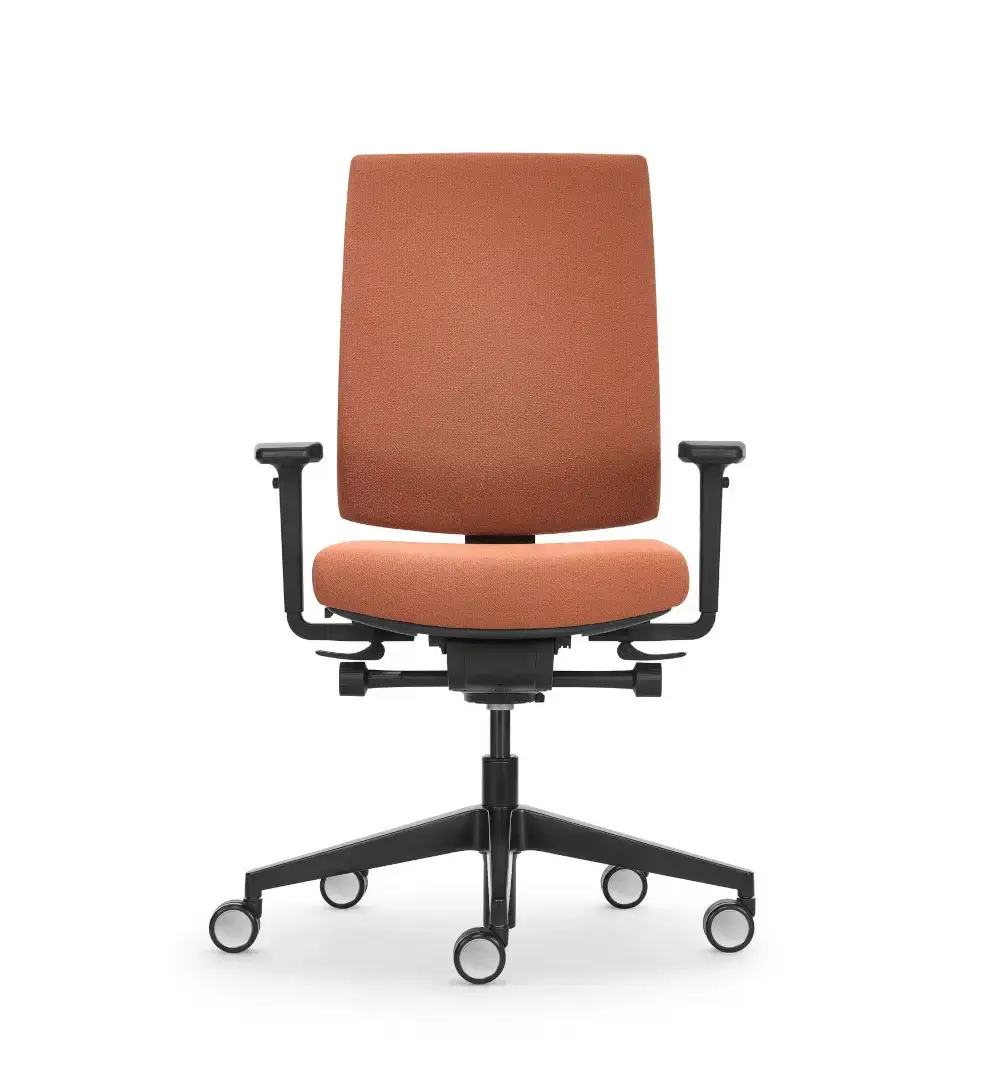 Girsberger Kyra 3D Bürostuhl mit gepolsterter Rückenlehne, Armlehnen und Rollen für ergonomisches Sitzen am Büroarbeitsplatz.