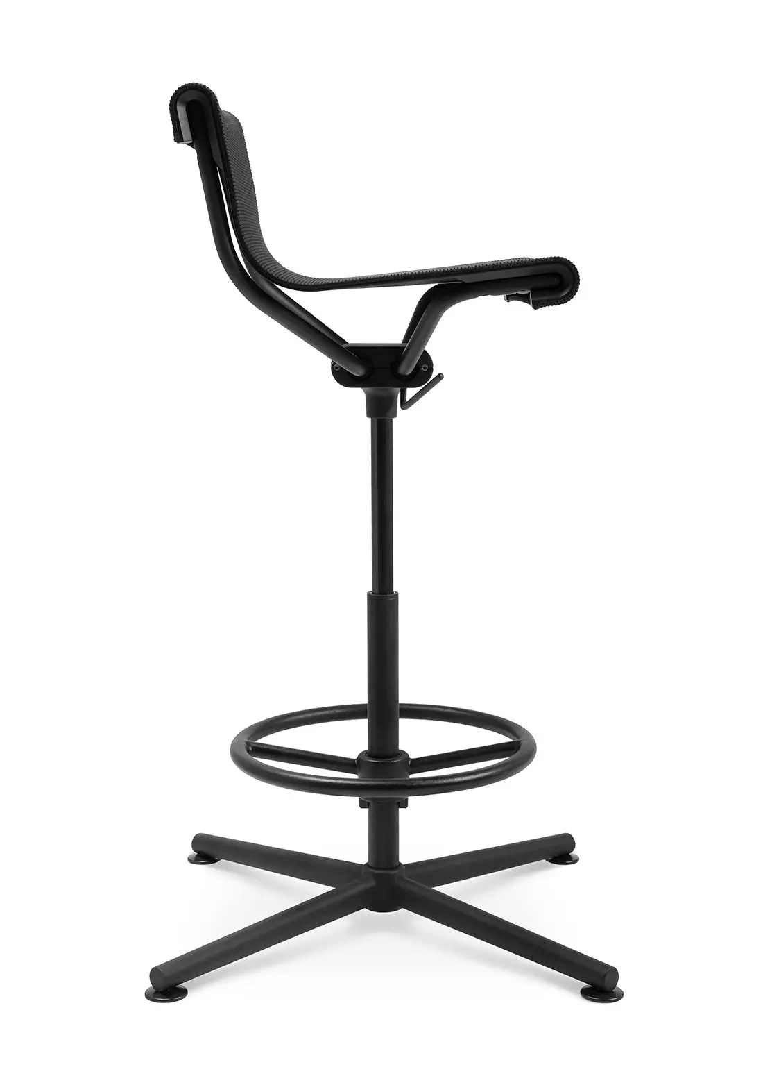 Seitenansicht des Wagner d1 Highstools in hoher Ausführung mit Netzbespannung, Fußring und höhenverstellbarem Gestell.