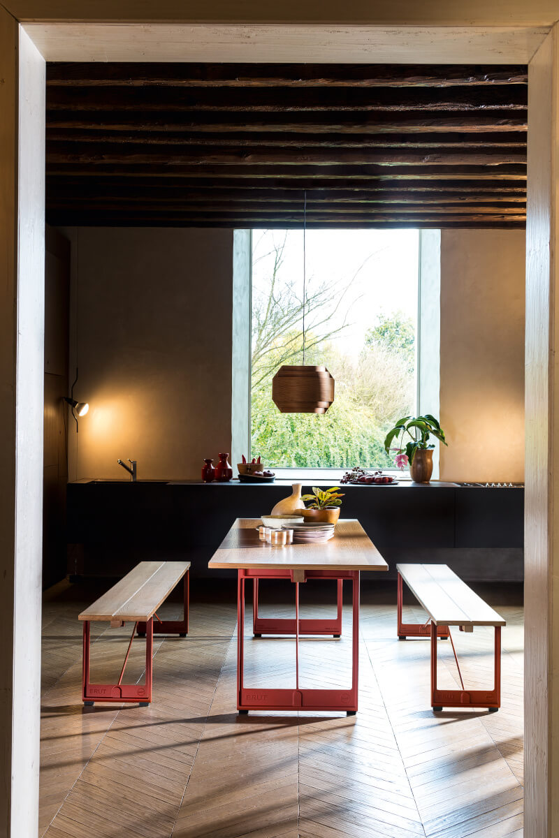 Magis Brut Bank im modernen Wohnbereich, hochwertig verarbeitet, stabil und stilvoll – italienisches Design für jeden Raum