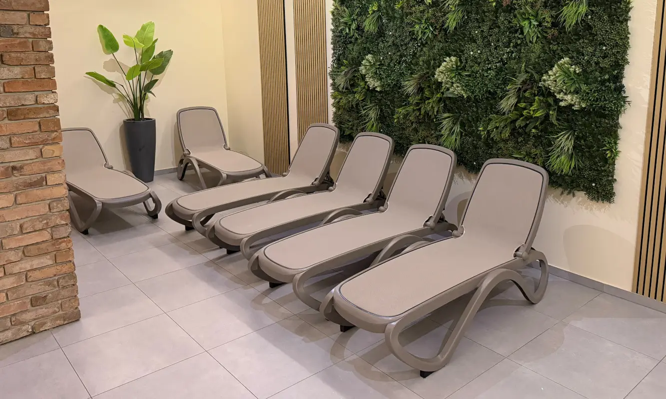 Einheitlich möblierter Ruhebereich mit 6 Nardi Omega Gartenliegen im EASYFITNESS Stein