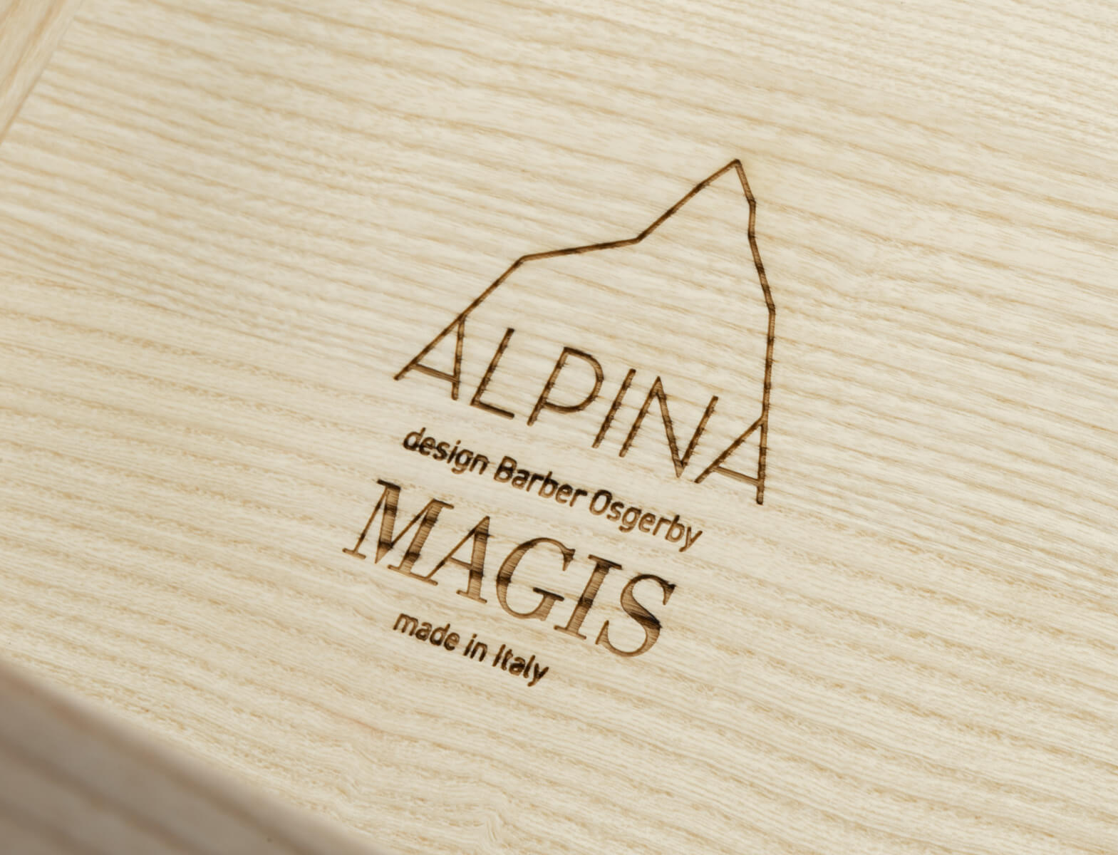 Schwarzer Magis Alpina Stuhl mit elegantem Gestell, bequem, funktional und ideal für Wohn- oder Arbeitsbereiche