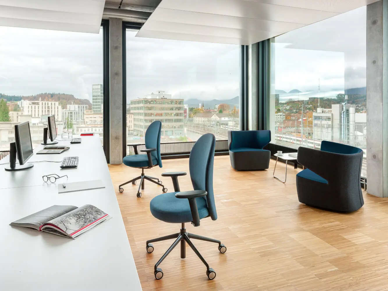Girsberger Pablo Sessel im modernen Büro neben Arbeitsplätzen und weiteren Sitzmöbeln.