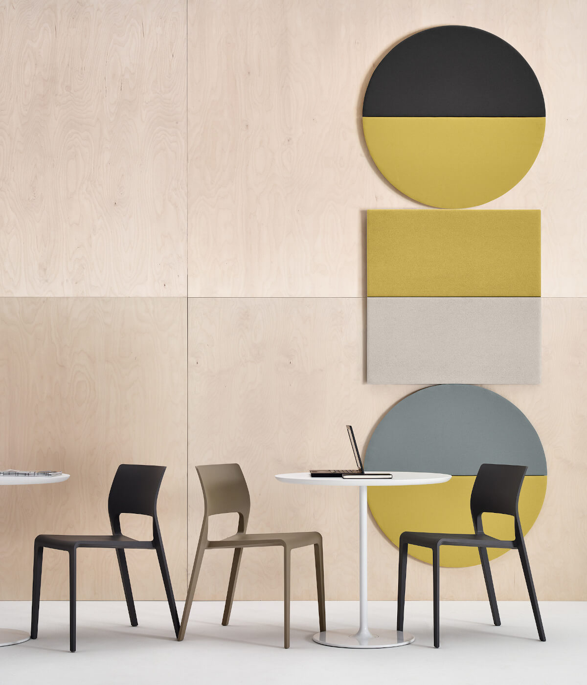 Arper Juno 02 Stuhl in modernem Design mit ergonomischer Sitzfläche, ideal für stilvolle Büros und Esszimmer