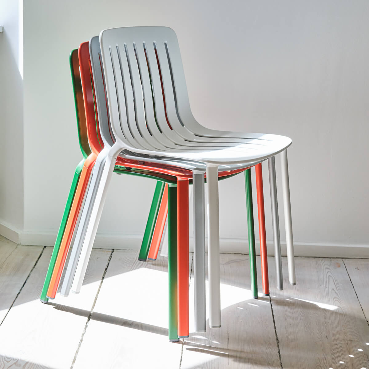 Magis Plato Stuhl – Modernes Italienisches Design Magis Plato Stuhl im modernen Essbereich, klar, elegant und hochwertig – italienisches Design für zeitloses Ambiente