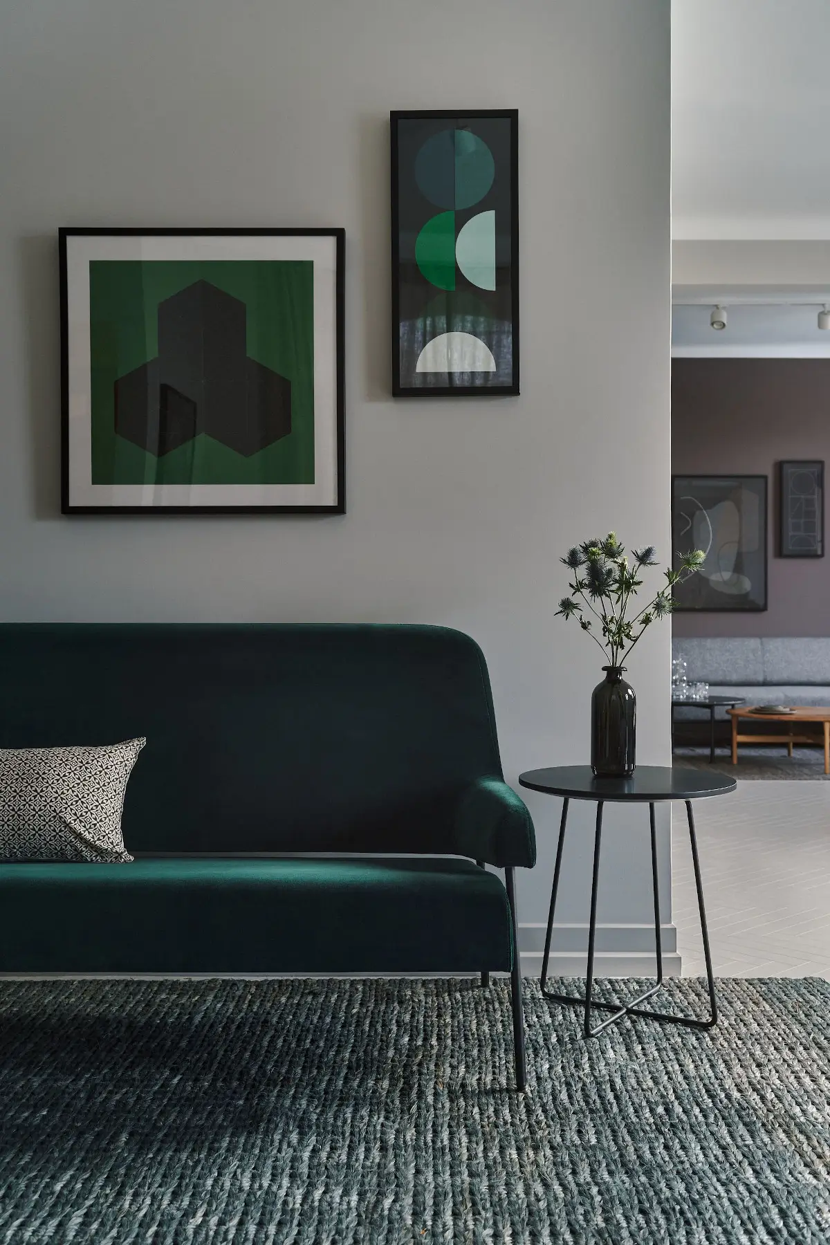 Noti Gap Sofa 2-Sitzer in Grün in einem modernen Wohnzimmer