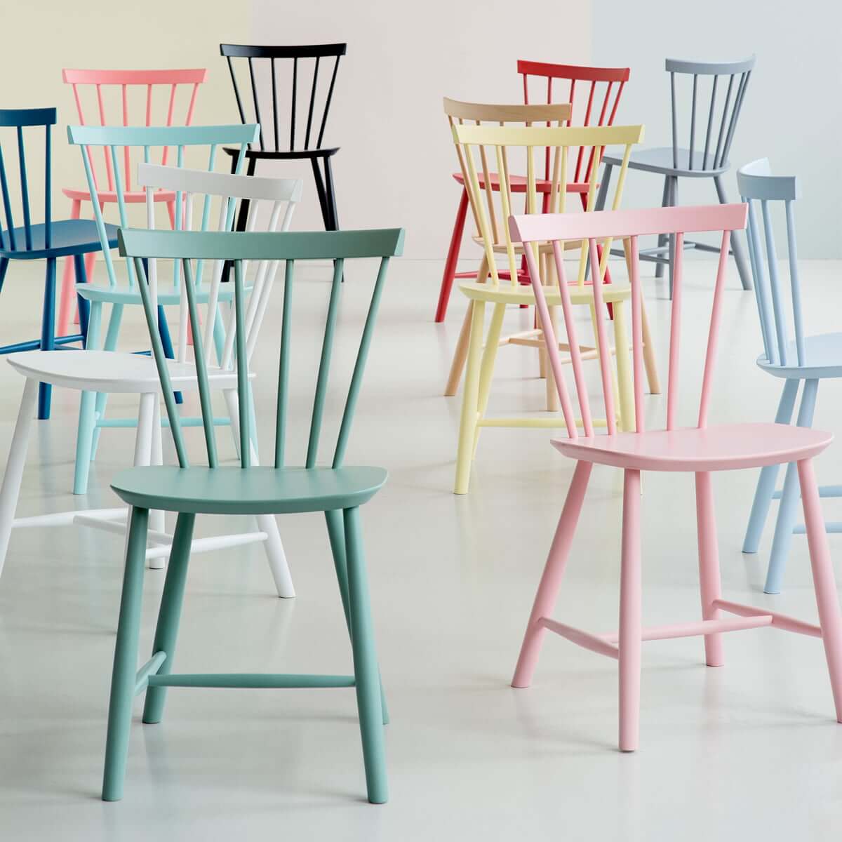 Moderner J46 Stuhl von FDB Møbler im Wohnbereich, robust, komfortabel und stilvoll – skandinavisches Design