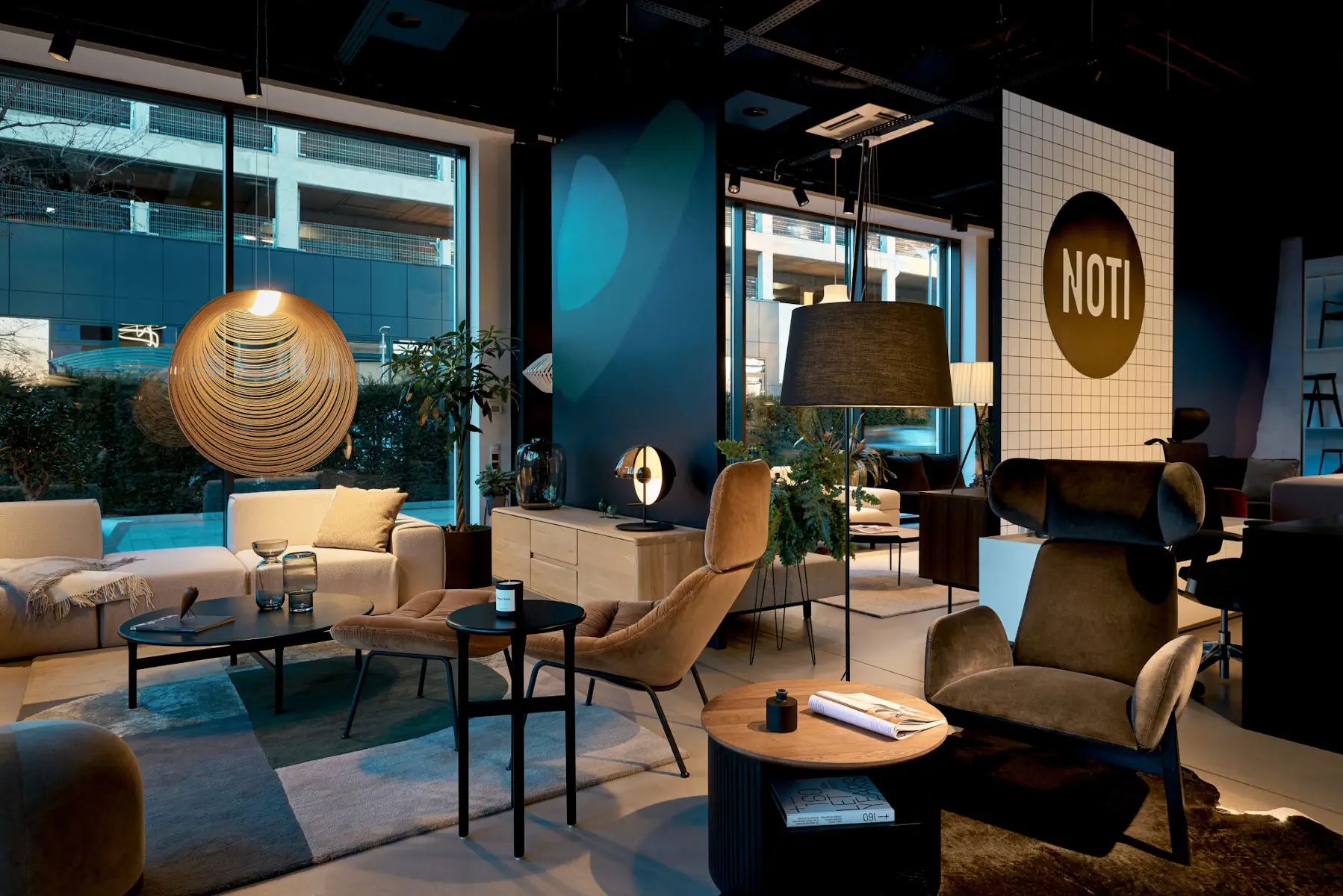 Noti Mishell Soft XL Sessel mit Rohrbeinen in einem stilvoll eingerichteten Showroom mit modernen Designmöbeln