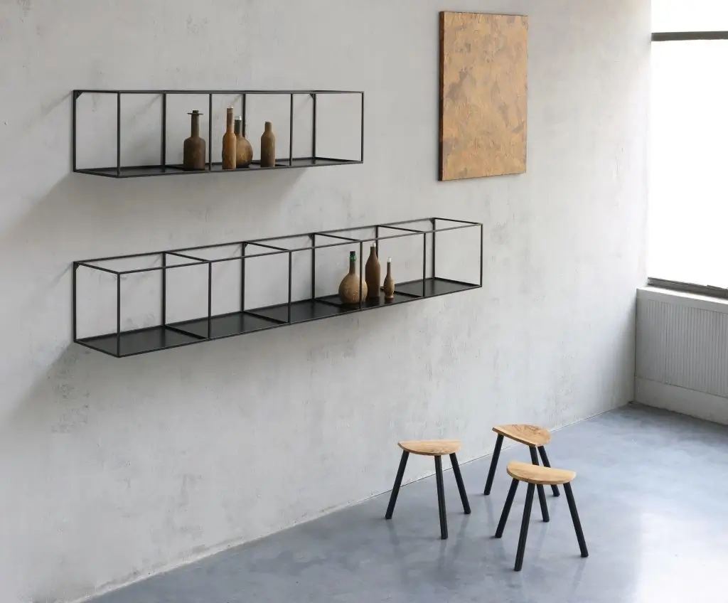 Zeus Slim Irony Wandregal als moderne Wanddekoration im Wohnraum mit offenen Fächern für Vasen, Wohnaccessoires und dekorative Objekte.